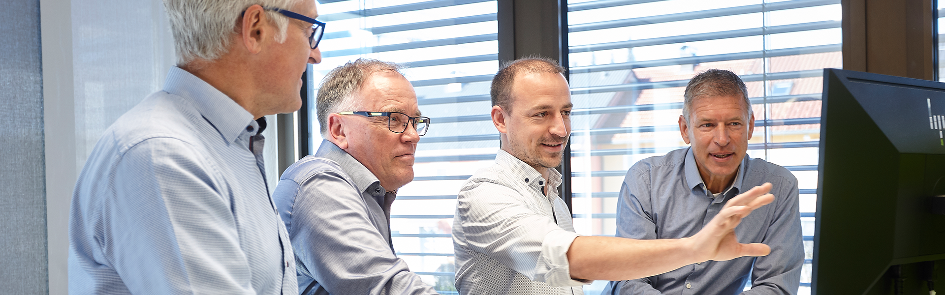 Quatre hommes planifient un projet