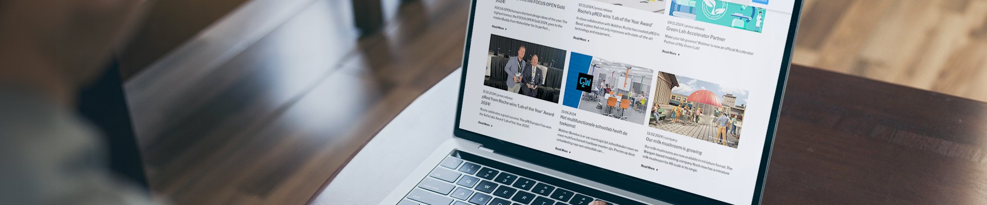 Person scrolt op zijn laptop door het nieuws van Waldner.