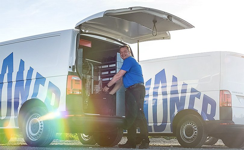 Mitarbeiter arbeitet an Dosomat